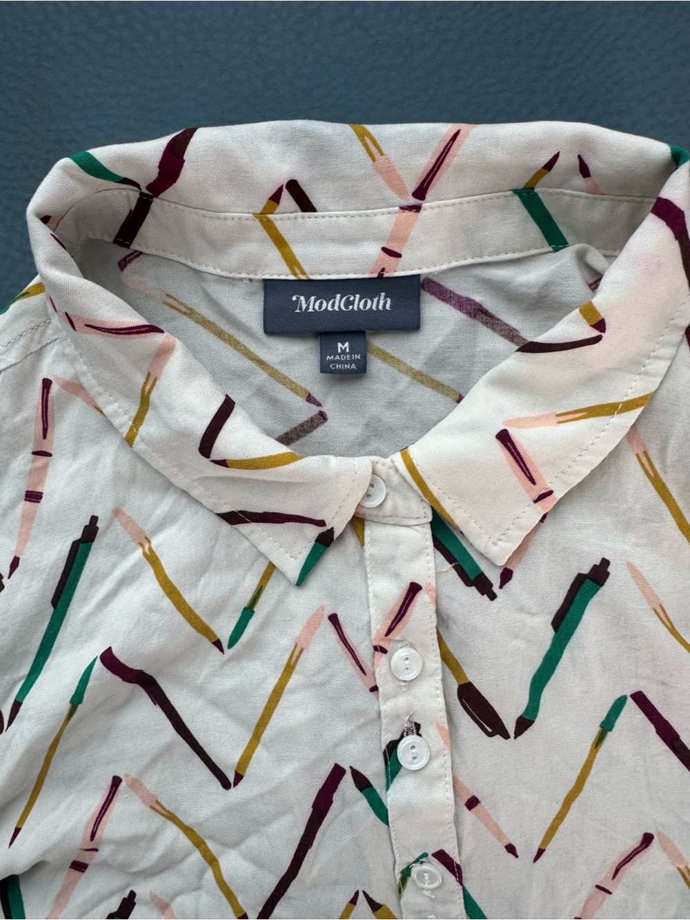 ModCloth Women’s White Chevron Button-Up Shirt Multicolor Accents Size M Rayon - Picture 2 of 7
